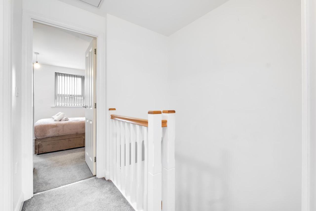 Luxury 2 Bed House City Centre ✘ Bbq & Garden ☆ Family Friendly→ Swingball & Outdoor Furniture - Free Parking → With 50 Inch Smart Tv, Free Netflix & Wifi ✘ Comfy Seating Area - By Maevela Birmingham Exterior foto